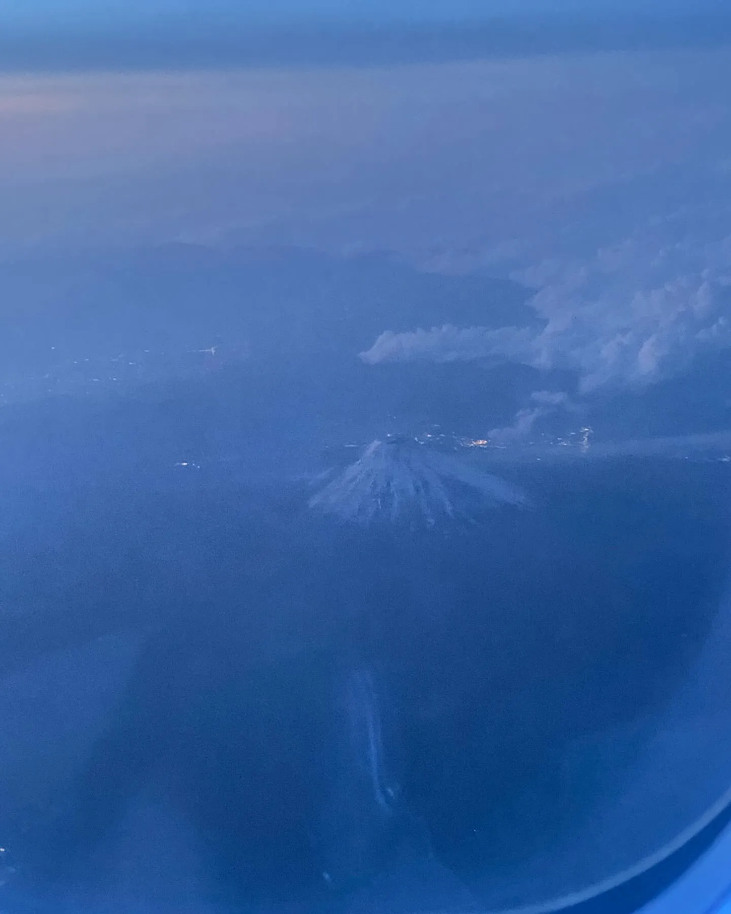 久々の富士山でした🗻帰りの飛行機✈️も最高の夕焼け🌆でした！